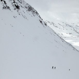 Skialpinisti v dolní části výstupu na Viljučinskij, vzadu v údolí most přes řeku Paratunka