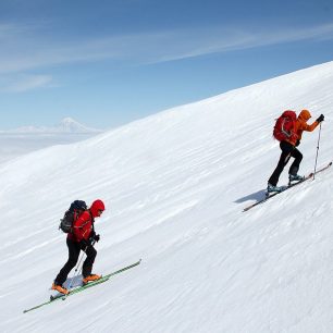 Silná skialpinistická dvojice z Višňového běží na Viljučinskij – výška asi 1300 metrů 