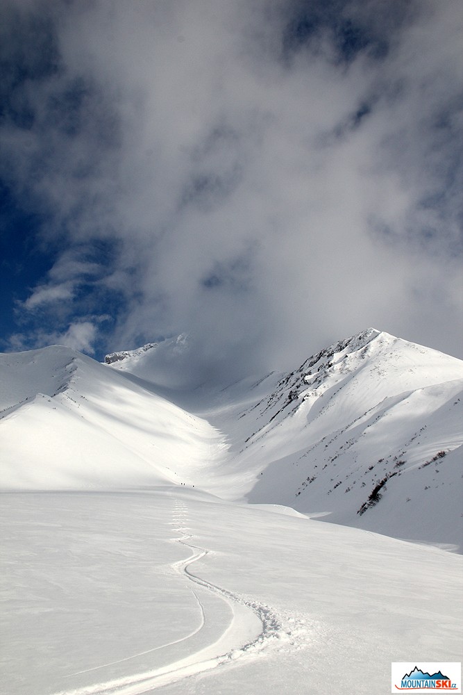 Moje stopa v dolní části sjezdu z Viljučinského 