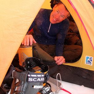 Vysmiaty učastník skialp výletu na Kamčatku vyjadruje maximálnu spokojnost s Jetboilom 