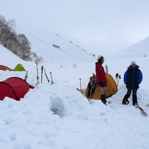 Stan Hilleberg Nallo 2 GT s kuchyňským koutem v popředí