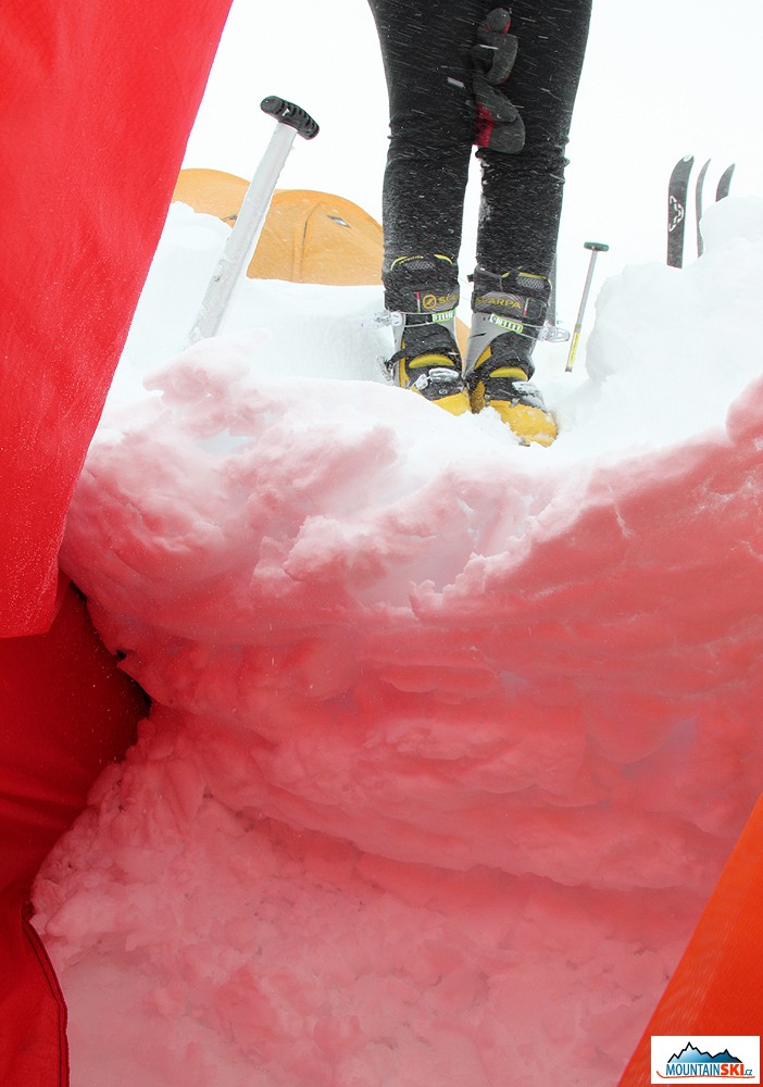 Když už se podaří otevřít vchod do stanu… tak kopeme, kopeme a kopeme