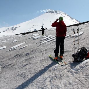 Při výstupu na aktivní sopku může být povrch i v tomto stavu, tj. sníh pokrytý sopečným popelem