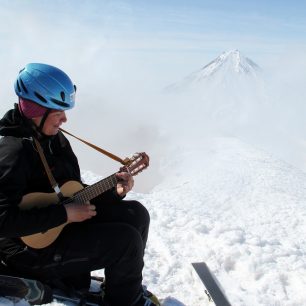 Marta při kytarovém a pěveckém vystoupení na vrcholu Avačinské