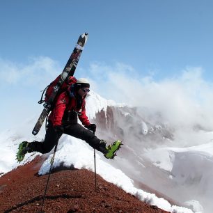 8. 5. 2013 – Na vrcholu Avačinské (2741 m) – neskáču si přes kaluže