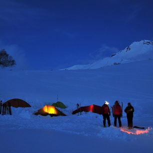 Náš tábor pod vulkánem Viljučinskij, foto Jiří Kočara