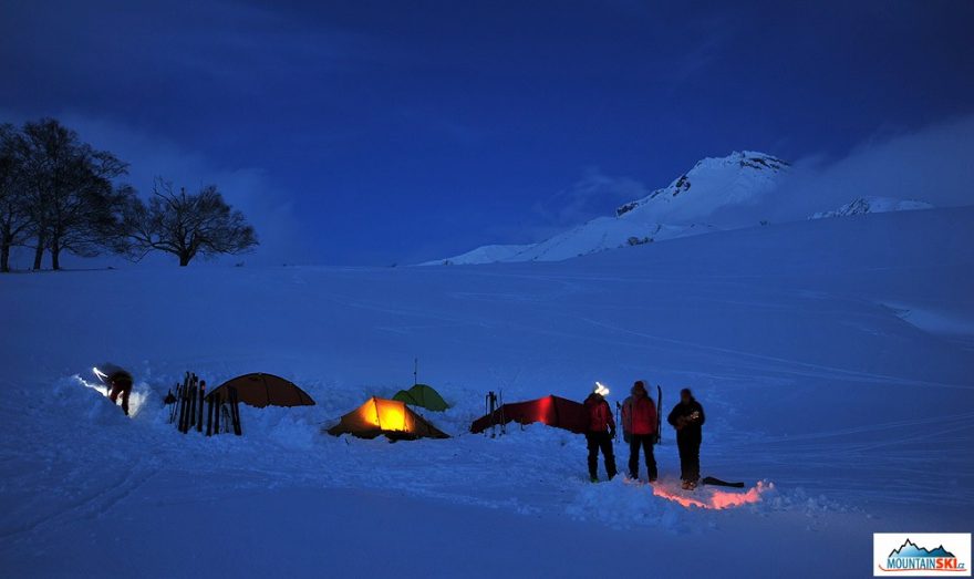 Náš tábor pod vulkánem Viljučinskij, foto Jiří Kočara