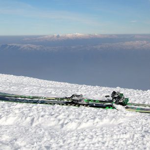 Vázání Dynafit BEAST a lyže Dynafit Huascaran na makedonském květáků ve výšce asi 2700 metrů