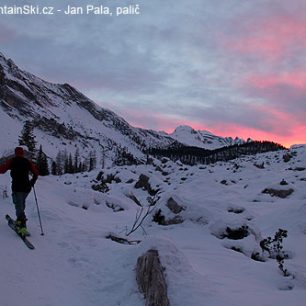 To není rudá záře nad Kladnem, ani hořící chata, jen západ slunce nad Dolomity