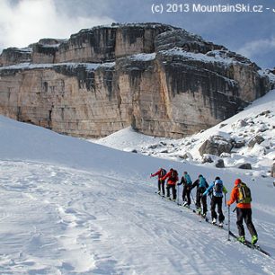 Typická scenérie při skialpinistickém výletu v Dolomitech