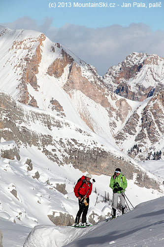 Typická scenérie při skialpinistickém výletu v Dolomitech