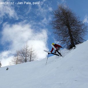 Čeněk při precizně provedeném přeskakovaném oblouku ve značně strmém terénu – lyže Dynafit Nanga Parbat v akci