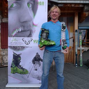 Product manager Dynafitu s vázáním Dynafit BEAST a botami Dynafit Vulcan na zápraží Rifugio Fanes