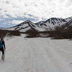 Pěší přesun k Viljučinskému s lyžemi a snowboardem na zádech 