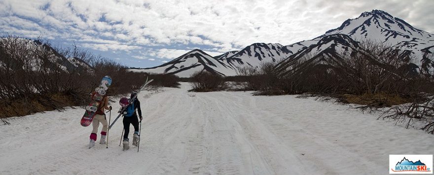 Pěší přesun k Viljučinskému s lyžemi a snowboardem na zádech 