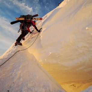 Ranné slnko, sneh a atlét Mravec v športovej polohe na nebezpečnom mieste, čo viac si môže akčný fotograf želať? 