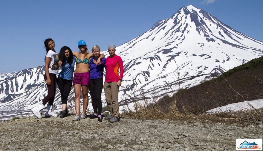 Naše pětičlenná dámská lyžařsko-snowboardová skupina z Petropavlovska-Kamčatského pod vulkánem Viljučinskij