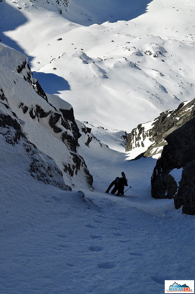 V kritickom pľaci nad šutrami a ľadom