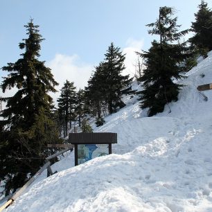 V údolích je jaro, na hřebenu spousta sněhu a částečně pod sněhem je i vrcholová část Ondřejníku na pozadí (