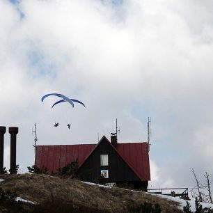 Paraglidiistů bylo v neděli na Lysé, resp. nad Lysou, více než skialpinistů a telemarkerů – tady zrovna za budovou Horské služby