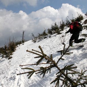 Starší bruder na telemarkových lyžích dole kopcom – sníh byl těký mokrý