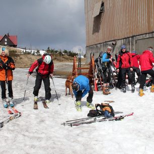 Kombinováno – skialpinisté a telemarkoví lyžaři se chystají ke sjezdu, spojeno s Pažoutem a jeho kolegy z Přerova