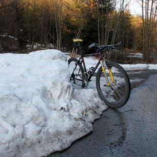 Dopoledne na lyžích na Lysé Hoře, navečer projížďka na kole mezi sněhovými bariérami, škoda, že to tak nejde po celý rok