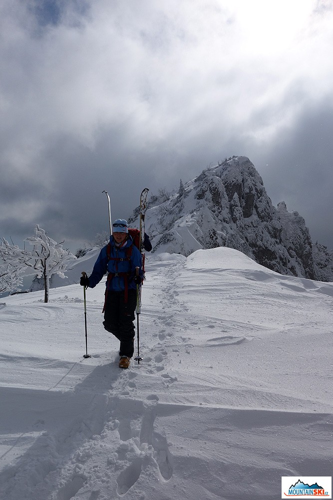 Malou Fatrou s lyžemi na zádech 