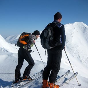 Na Pekelníku se koukáme, jak by se tam dalo krasně lyžovat, ale nemáme moc času, tak musíme jít dále po hřebeni směrem na Velký Krivaň 1709 m