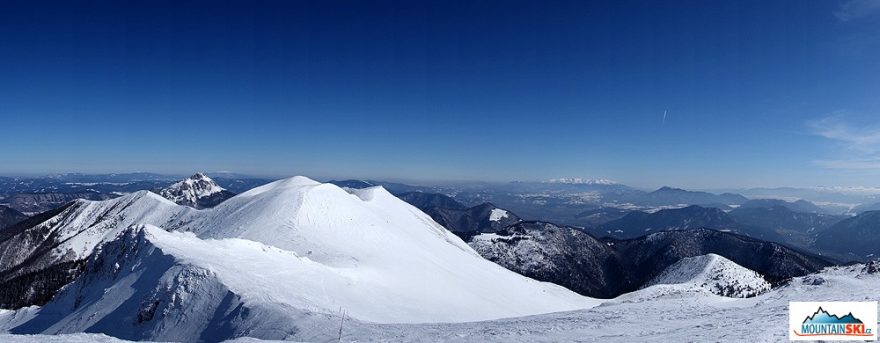 edělní ráno nad Malou Fatru, zpoza Stohu vykukuje Velký Rozsutec 