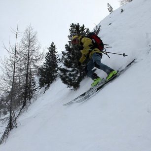 Na lyžích Dynafit Cho Oyu a v botách Dynafit TLT6 Performance v lehce strmém terénu