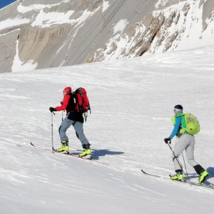 Cestou na Zehner Spitze, v popředí Dynafit TLT6 Performance, na druhém místě Dynafit TLT6 Mountain 