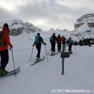 Cestou k Monte Castello – malá skála nad prostředními skialpinisty