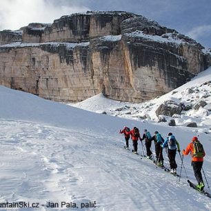 Skupina pod vedením Franze Perchtolda šlape k Monte Castellu