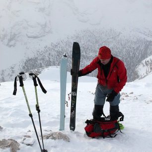 Na vrcholu Col Bechei de Sora – pásy z lyží Dynafit Cho Oyu dolů 