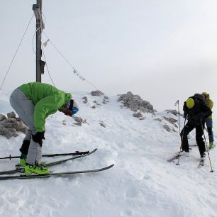 Příprava ke sjezdu z vrcholu Col Bechei de Sora je u konce