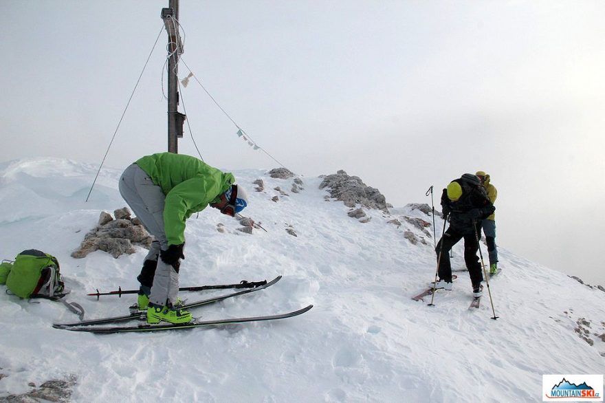 Příprava ke sjezdu z vrcholu Col Bechei de Sora je u konce
