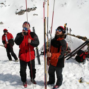 Rozebrat lavinové sondy a nastoupit s nimi k hledání v laviništi