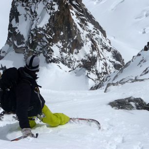 Markus se chystá na slalom mezi kameny z Col du Diable