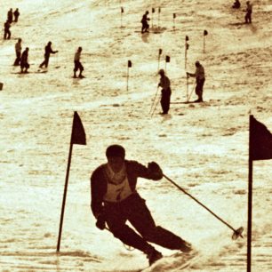 Gustl Berauer vítězí ve slalomu v muldě Bílého Labe nebyl jen nenapodobitelným klasikem, ale jako lyžař z hor byl i fenomenálním sjezdařem a slalomářem