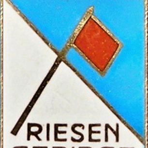 Smaltovaný odznak, vydaný k populárnímu Májovému lyžařskému závodu