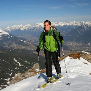Kousek pod vrcholem Nockspitze (2403 m), v pozadí údolí Innu a Innsbruck