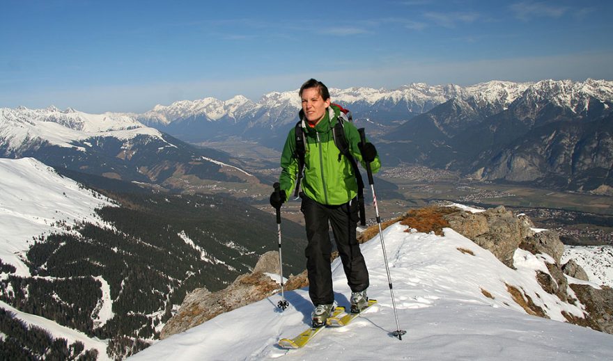 Kousek pod vrcholem Nockspitze (2403 m), v pozadí údolí Innu a Innsbruck