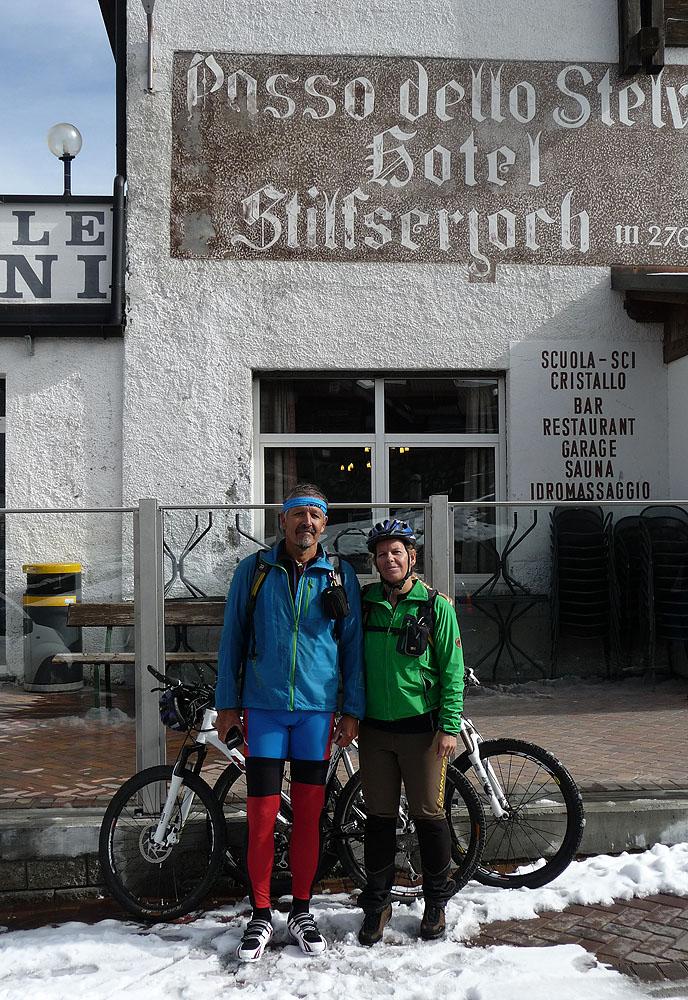 Konečne v cieli – na Passo dello Stelvio 2760 m, tu ale zimu začalo cítiť 