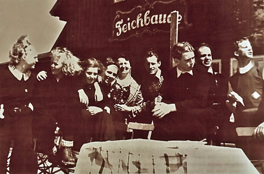 V květnu 1937 bylo vynikající počasí, a tak i klobouky šly stranou