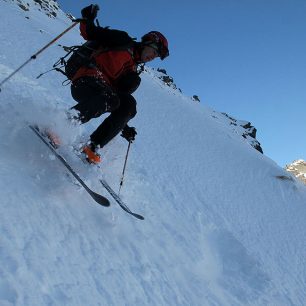 Ukázkové provedení střední fáze přeskakovaného oblouku s vedením lyží v souladu se sklonem svahu