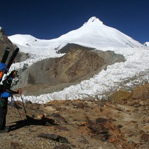 Údolí ledovce Moskvina, v pozadí Pik Četyrjoch (6230 m)