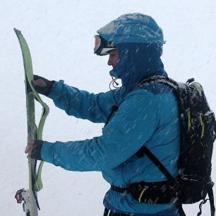 Nalepování stoupacích pásů na lyže Wayback v hustém söldenském sněžení