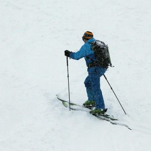 Šlapeme si hore kopcom na stoupacích pásech a s freeridovým vázáním Marker na lyžích K2 Wayback 88