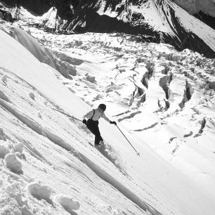 Alice dělá první oblouk v neporušeném sněhu v dolní části severní stěny Piku Lenina (7134 m) ve výšce asi 4600–4700 metrů